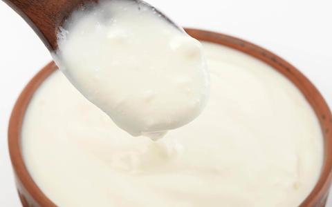 L. acidophilus can be used to make homemade yogurt. Homemade yogurt with living L. acidophilus bacteria should be a viable natural remedy for oral thrush.