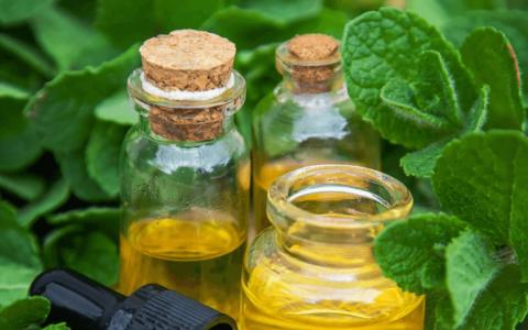 One of the best natural ways to relieve yeast infection itch is by using peppermint essential oil. Peppermint oil contains a good amount of menthol. Menthol is a cooling agent that can help itchy skin feel better. Additionally, peppermint oil fights Candida!