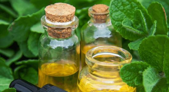 One of the best natural ways to relieve yeast infection itch is by using peppermint essential oil. Peppermint oil contains a good amount of menthol. Menthol is a cooling agent that can help itchy skin feel better. Additionally, peppermint oil fights Candida!